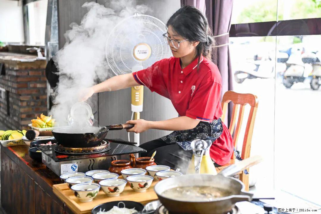 全网追的“扁担女孩”，找了一份暑假工，时薪12元 - 成都生活资讯 - 成都28生活网 cd.28life.net